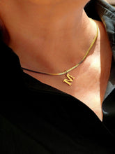 Goldene Sleek Letter Halskette mit Buchstabenanhänger auf Schlangenkette